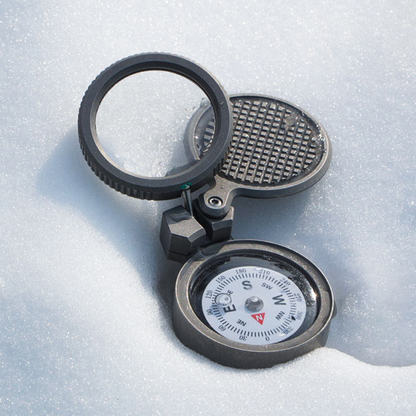 Loki-Nav: Titanio | Bussola Sostituibile, Lente d'Ingrandimento Ruotabile e Tappo 3-in-1