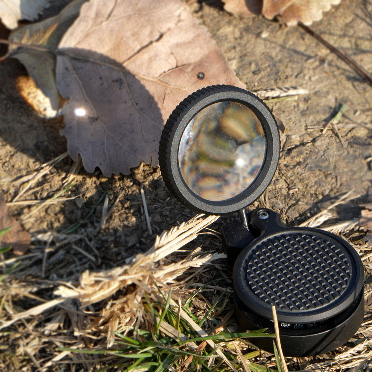 Loki-Nav: Titanio | Bussola Sostituibile, Lente d'Ingrandimento Ruotabile e Tappo 3-in-1