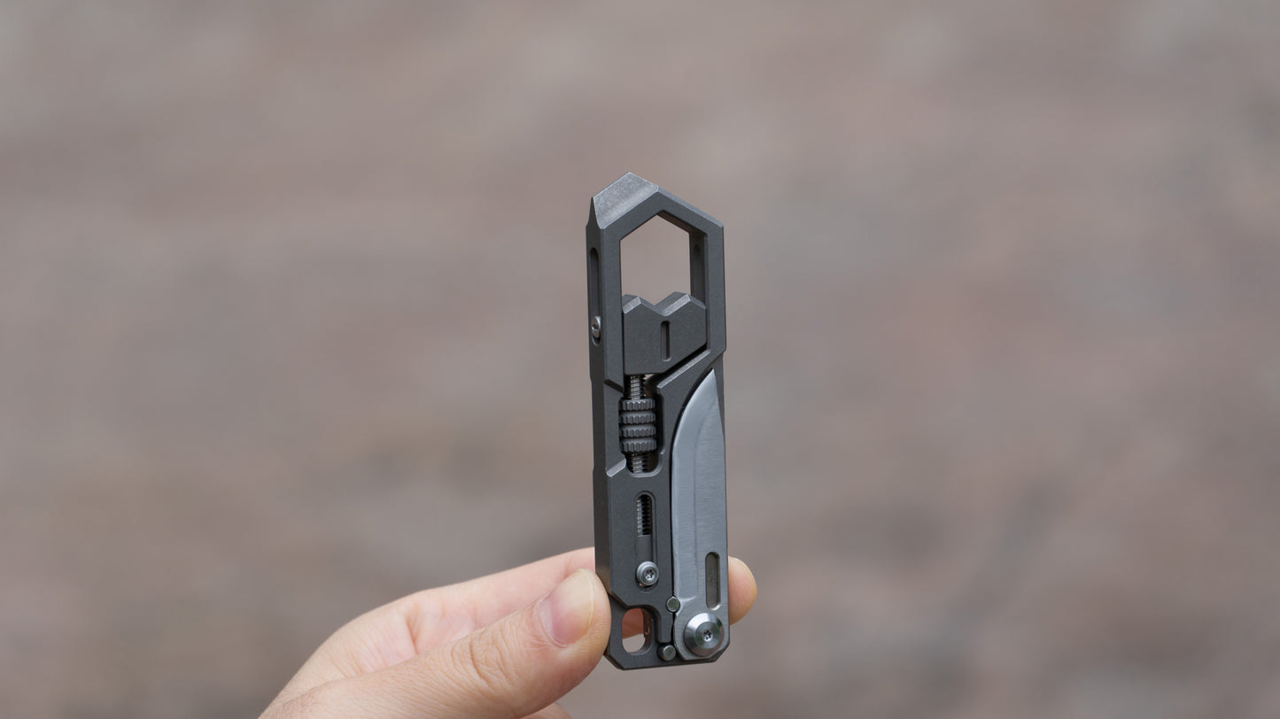 Spedizione Mar 2026 (Pre-ordine) : Sawg — Sega, Coltello, Chiave, Leva. Compatto e Sottile.