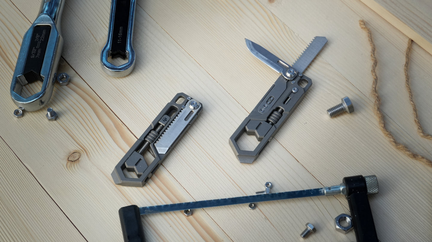 Spedizione Mar 2026 (Pre-ordine) : Sawg — Sega, Coltello, Chiave, Leva. Compatto e Sottile.