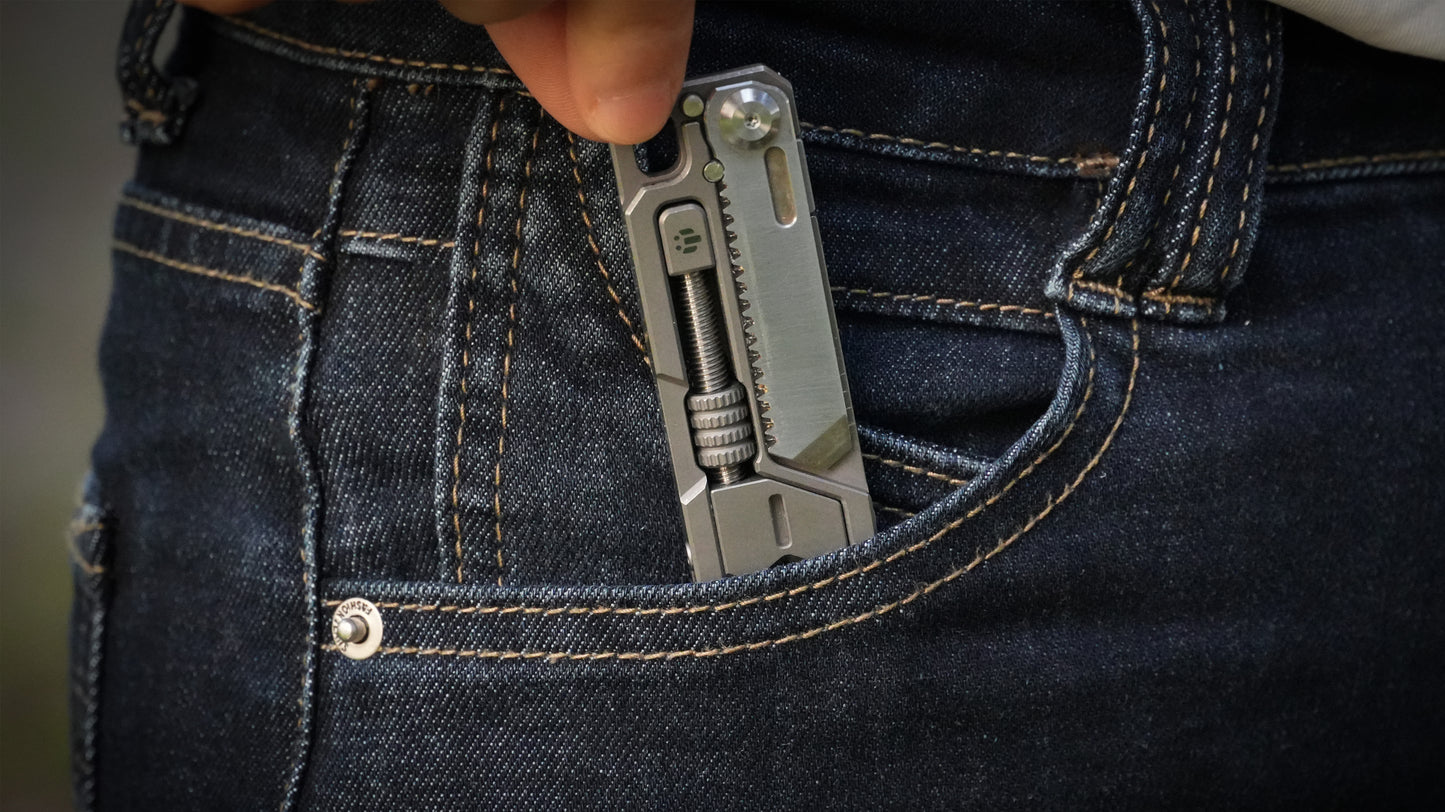 Spedizione Mar 2026 (Pre-ordine) : Sawg — Sega, Coltello, Chiave, Leva. Compatto e Sottile.